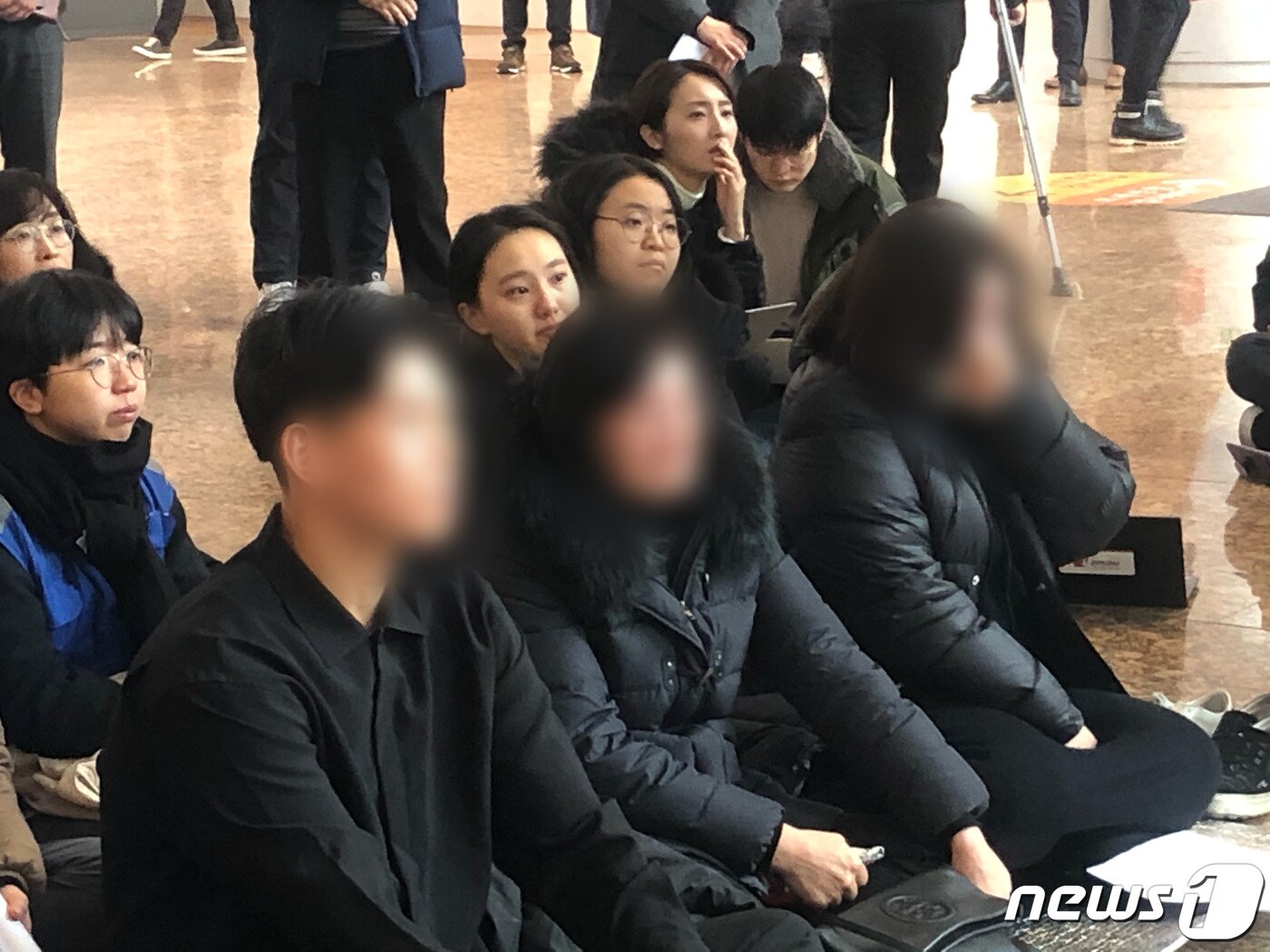 본문 이미지 - '서울의료원 직장 내 괴롭힘에 의한 고 서지윤 간호사 사망사건 시민대책위원회'(시민대책위)는 2일 오후 서울 중랑구 서울의료원 1층에서 서 간호사 1주기 추모제를 열고 서울시와 서울의료원이 서 간호사 사망 이후에도 대책을 이행하지 않고 있다고 비판했다.추모제에는 서 간호사의 유가족도 참석했다.2020.1.2/뉴스1ⓒ News1 박정윤 기자