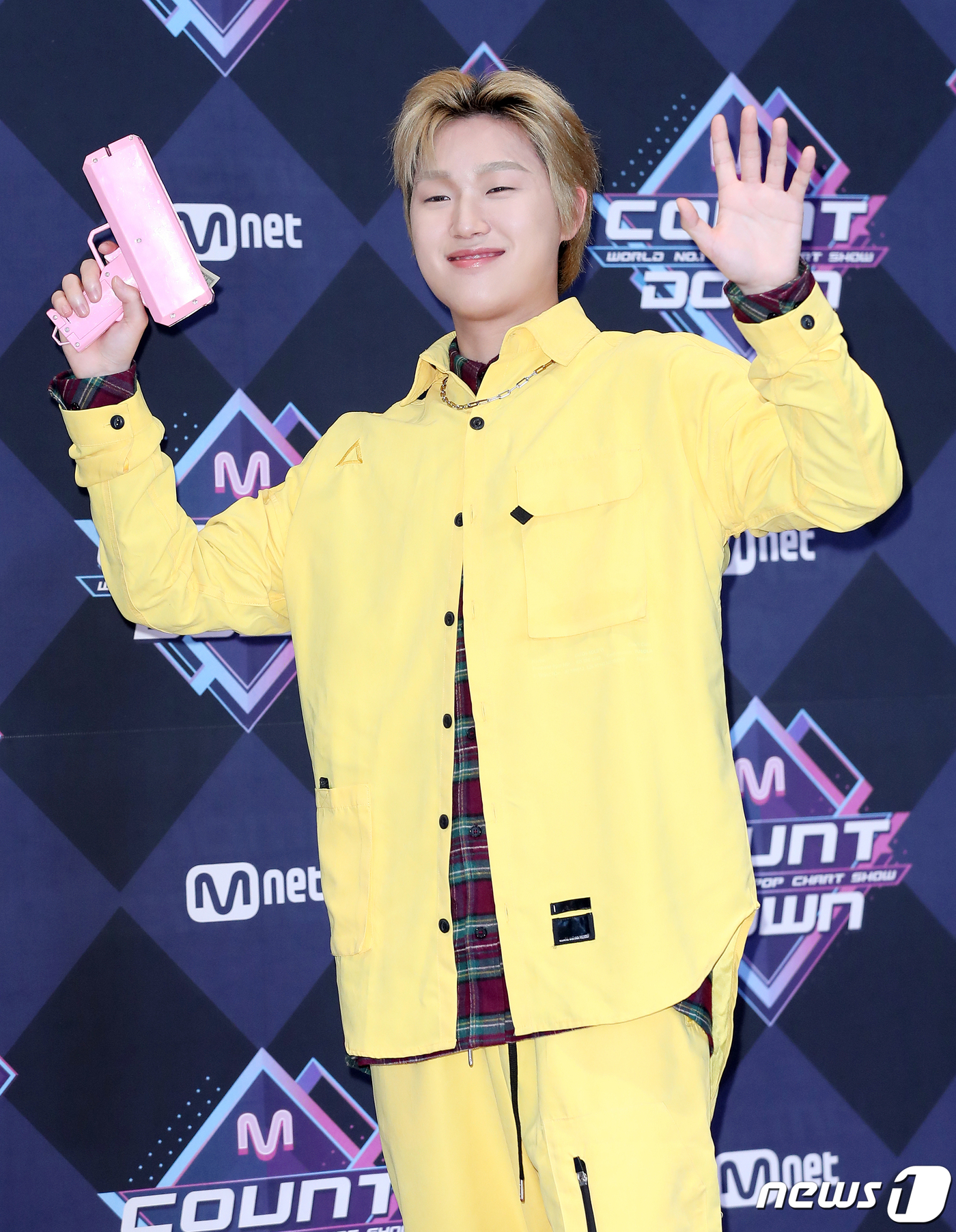 (서울=뉴스1) 김진환 기자 = 가수 근수가 2일 오후 서울 마포구 상암동 CJ E&M센터에서 열린 Mnet ‘엠카운트다운’ 리허설에 참석해 포즈를 취하고 있다. 2020.1.2/ …