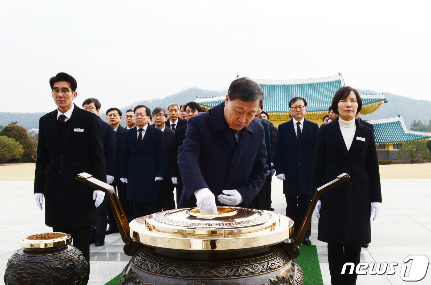 본문 이미지 - 한전원자력연료 정상봉 사장이 국립대전현충원 현충탐에서 분향하고 있다.(회사 측 제공)ⓒ 뉴스1