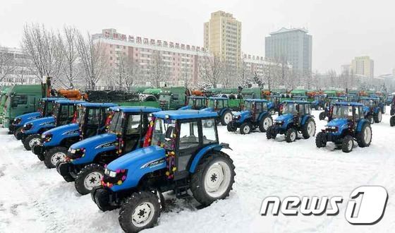 북한 농업부문 총화회의장 밖 세워진 농기계들