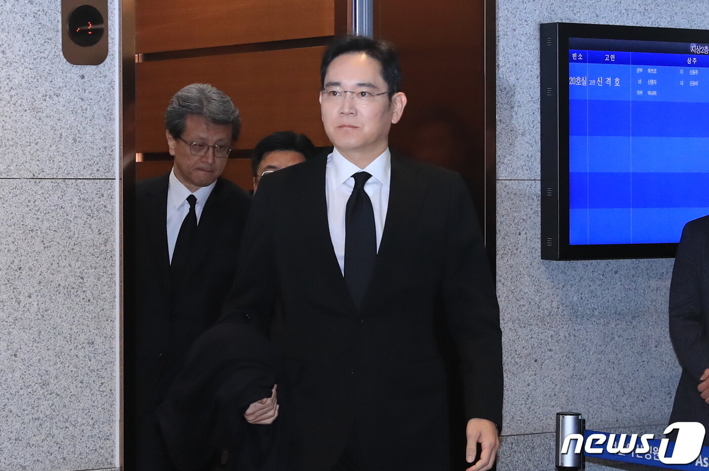 본문 이미지 - 이재용 삼성전자 부회장이 20일 오전 서울 송파구 서울아산병원 장례식장에 마련된 롯데그룹 창업주 신격호 명예회장의 빈소로 조문하기 위해 들어가고 있다 2020.1.20/뉴스1 ⓒ News1 구윤성 기자