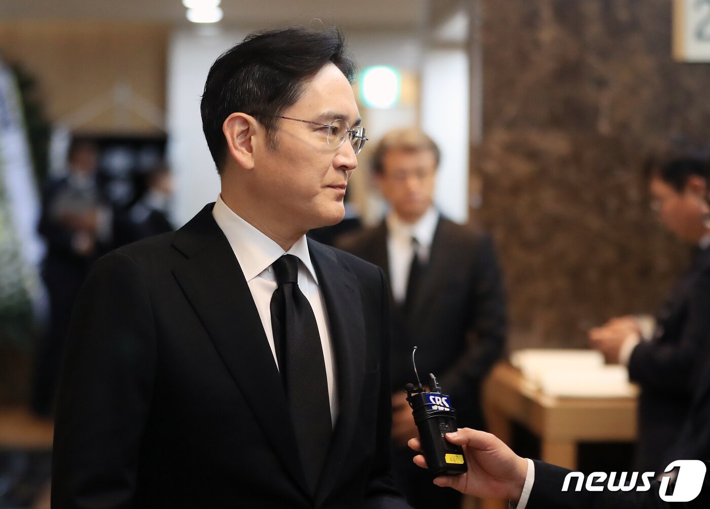 본문 이미지 - 이재용 삼성전자 부회장이 지난 20일 오전 서울 송파구 서울아산병원 장례식장에 마련된 롯데그룹 창업주 신격호 명예회장의 빈소 조문을 마치고 장례식장을 나서고 있다. 2020.1.20/뉴스1 ⓒ News1 구윤성 기자