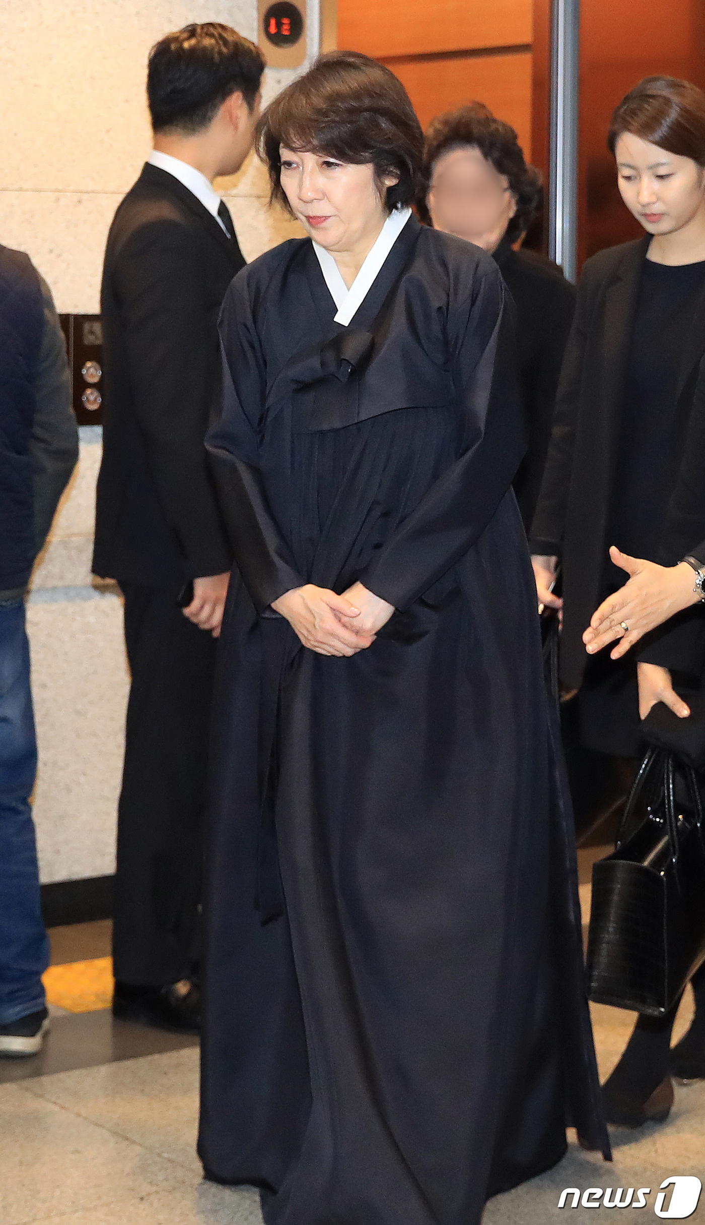 (서울=뉴스1) 구윤성 기자 = 신동빈 롯데그룹 회장의 부인 시게미쓰 마나미 여사가 20일 오전 서울 송파구 서울아산병원 장례식장에 마련된 고 신격호 롯데그룹 명예회장의 빈소에 들 …