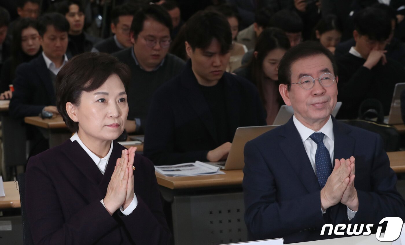 본문 이미지 - 박원순 서울시장과 김현미 국토교통부 장관이 20일 오전 서울 영등포역 대회의실에서 영등포 쪽방촌 주거환경개선 및 도시 정비를 위한 공공주택사업 추진계획을 발표 기자간담회에서 홍보영상 시청 후 박수를 치고 있다.  2020.1.20/뉴스1 ⓒ News1 박정호 기자