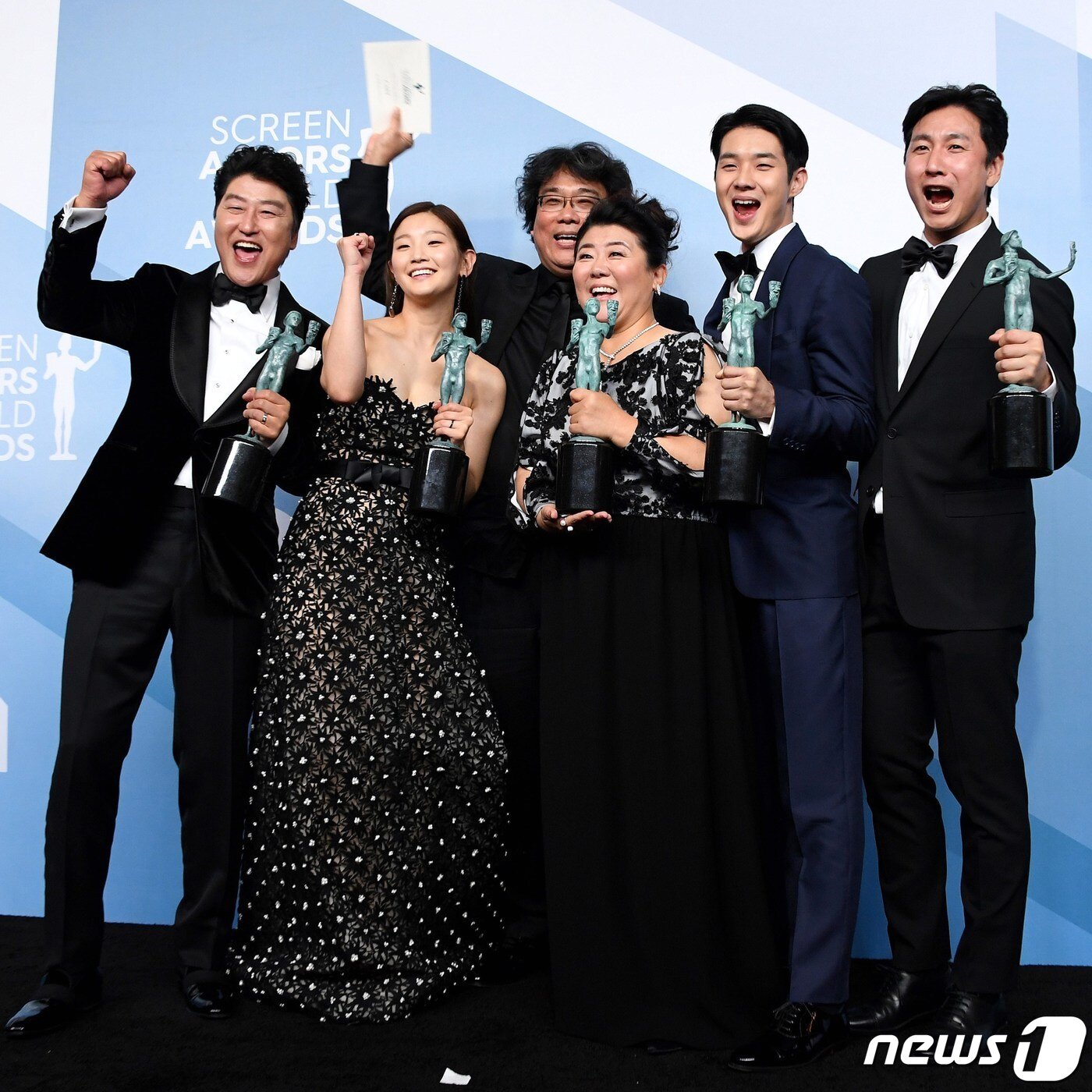 본문 이미지 - 영화 '기생충'의 봉준호 감독과 배우 송강호, 박소담, 최우식, 이정은, 이선균이 1월19일(현지시간) 캘리포니아주 로스앤젤레스에서 열린 제26회 연례 미국배우조합(SAG) 시상식에서 작품상에 해당하는 '아웃스탠딩 퍼포먼스 바이 캐스트 인 모션픽처' 트로피를 들고 기뻐하고 있다. ⓒ AFP=뉴스1 ⓒ News1 DB