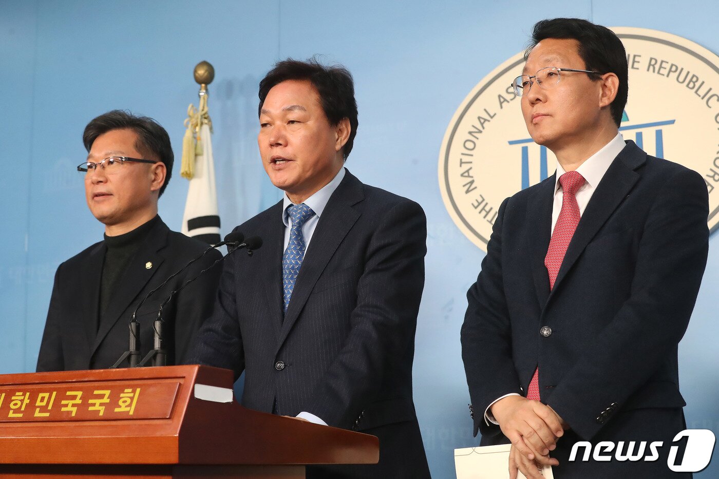 본문 이미지 - 박완수 자유한국당 사무총장이 20일 오후 서울 여의도 국회 정론관에서 자유한국당·새보수당 양당 협의체 관련 기자회견을 갖고 있다. 왼쪽부터 이양수 의원, 박 사무총장, 김상훈 의원. 2020.1.20/뉴스1 ⓒ News1 임세영 기자
