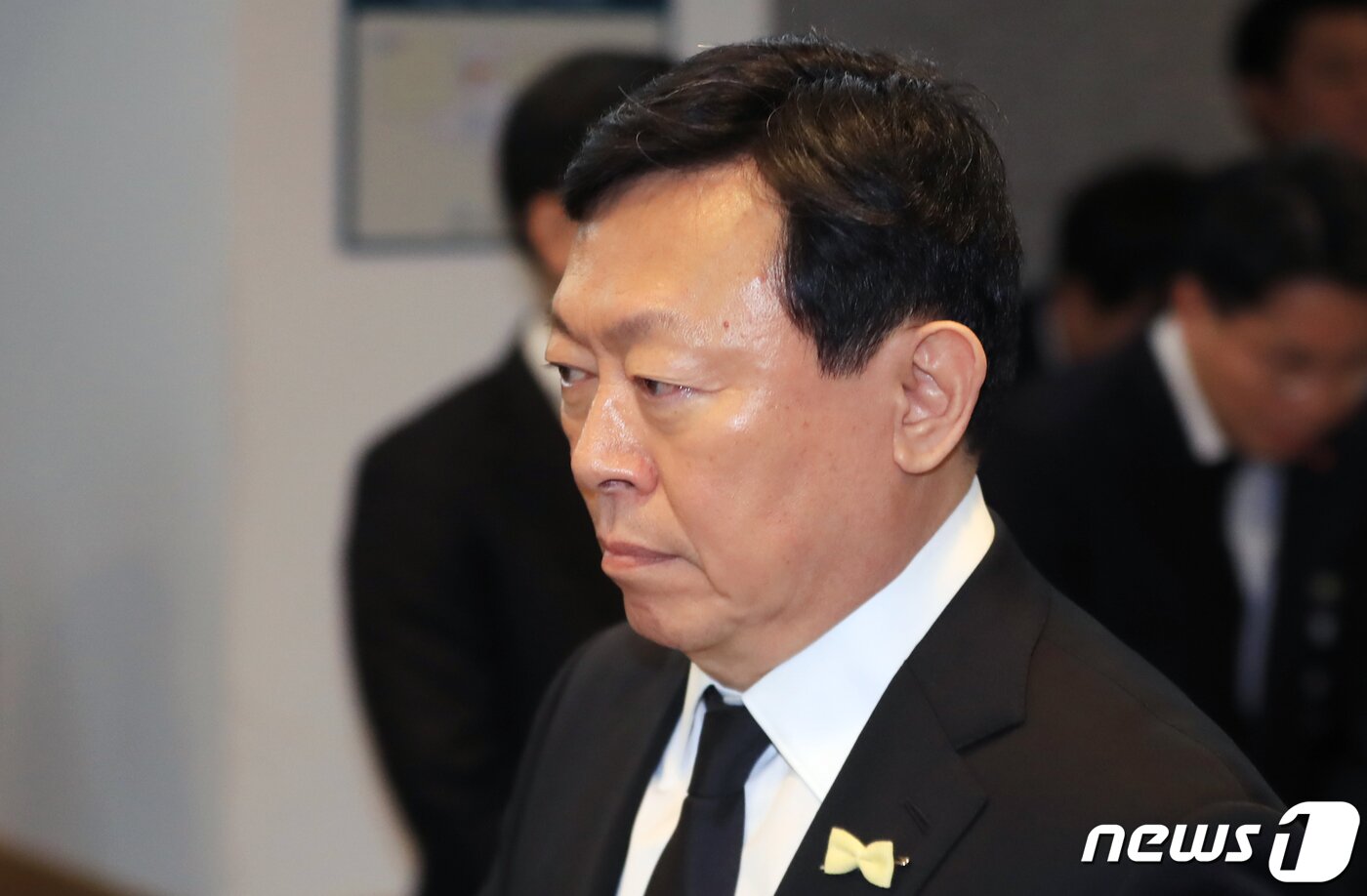 본문 이미지 - 신동빈 롯데그룹 회장이 21일 오전 서울 송파구 서울아산병원 장례식장에 마련된 롯데그룹 창업주 고 신격호 명예회장의 빈소를 지키기 위해 들어서고 있다. 2020.1.21/뉴스1 ⓒ News1 구윤성 기자
