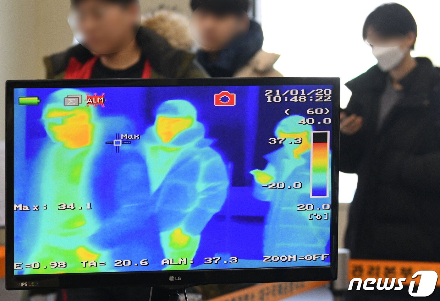 본문 이미지 - 2020년 1월 21일 오전 대구국제공항 국제선 입국장에서 중국 상하이(上海)를 출발해 대구에 도착한 탑승객들이 열화상카메라가 설치된 검역대를 통과하고 있다. 2020.1.21/뉴스1 ⓒ News1 공정식 기자