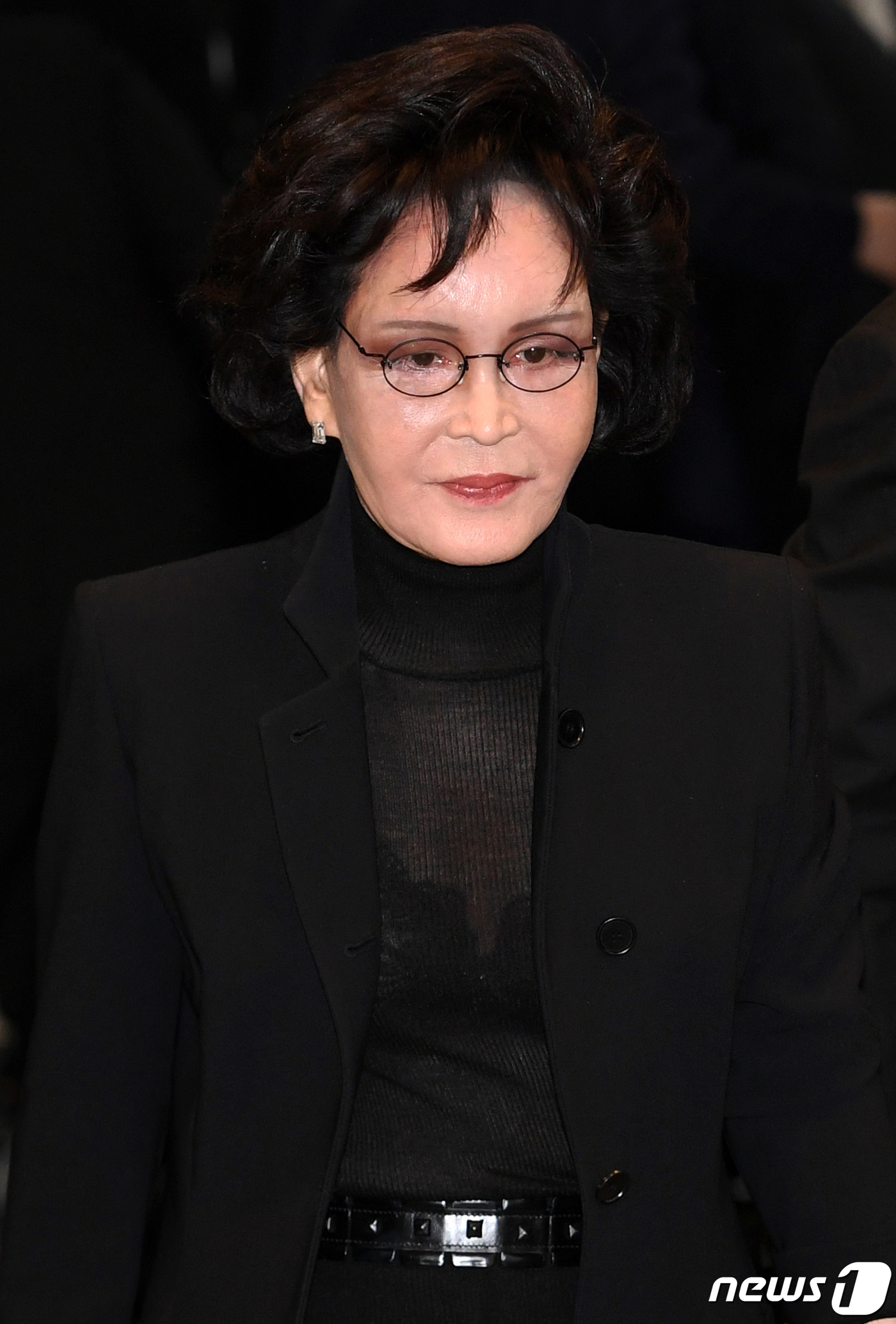 (서울=뉴스1) 구윤성 기자 = 이명희 신세계 회장이 21일 오후 서울 송파구 서울아산병원 장례식장에 마련된 고 신격호 롯데그룹 명예회장 빈소를 찾아 조문한 뒤 장례식장을 나서고 …