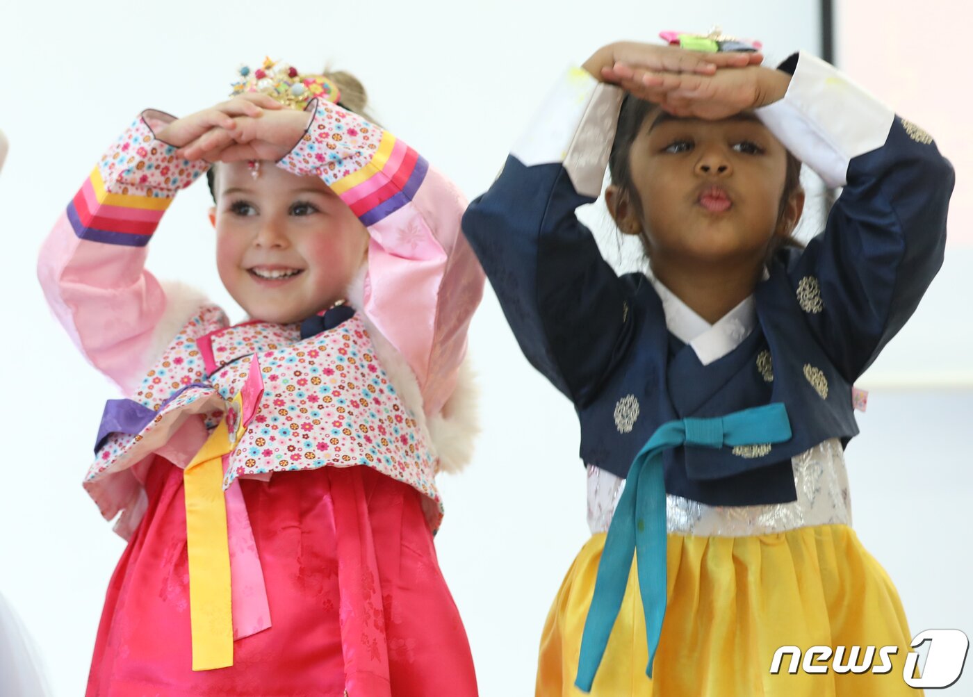 본문 이미지 - 설 명절을 앞둔 21일 울산시 동구 현대외국인학교에서 열린 &#39;설 명절 전통문화 체험&#39; 행사에서 한복을 입은 외국인 학생들이 세배를 배우고 있다. 2020.1.21/뉴스1 ⓒ News1 윤일지 기자