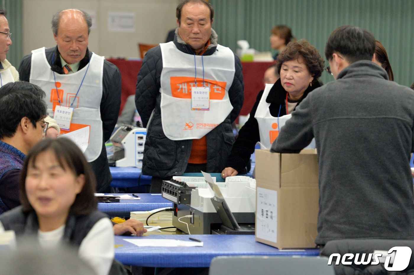 (군위=뉴스1) 최창호 기자 = 대구통합공항 이전지 결정을 위한 경북 군위·의성 주민 본 투표가 실시된 21일 오후 군위군 국민체육센터에 마련된 개표소에서 개표기가 장애를 일으키자 …