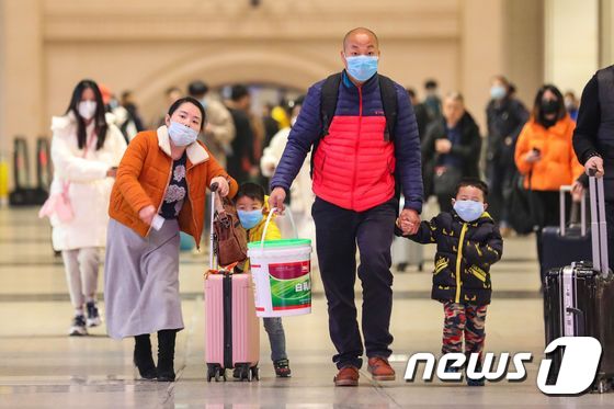 21일(현지시간) 중국 후베이성 우한의 지하철 역에서 신종 코로나바이러스에 따른 우한 폐렴의 감염을 피하기 위해 춘제 귀성객들이 마스크를 쓰고 있다. © AFP=뉴스1