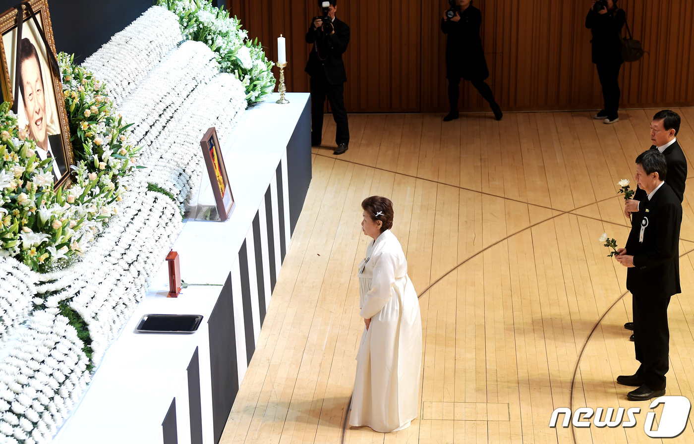 (서울=뉴스1) 구윤성 기자 = 고 신격호 롯데그룹 명예회장 영결식이 22일 오전 서울 송파구 잠실 롯데콘서트홀에서 열린 가운데 고인의 부인인 시게미츠 하츠코 여사가 헌화하고 있다 …