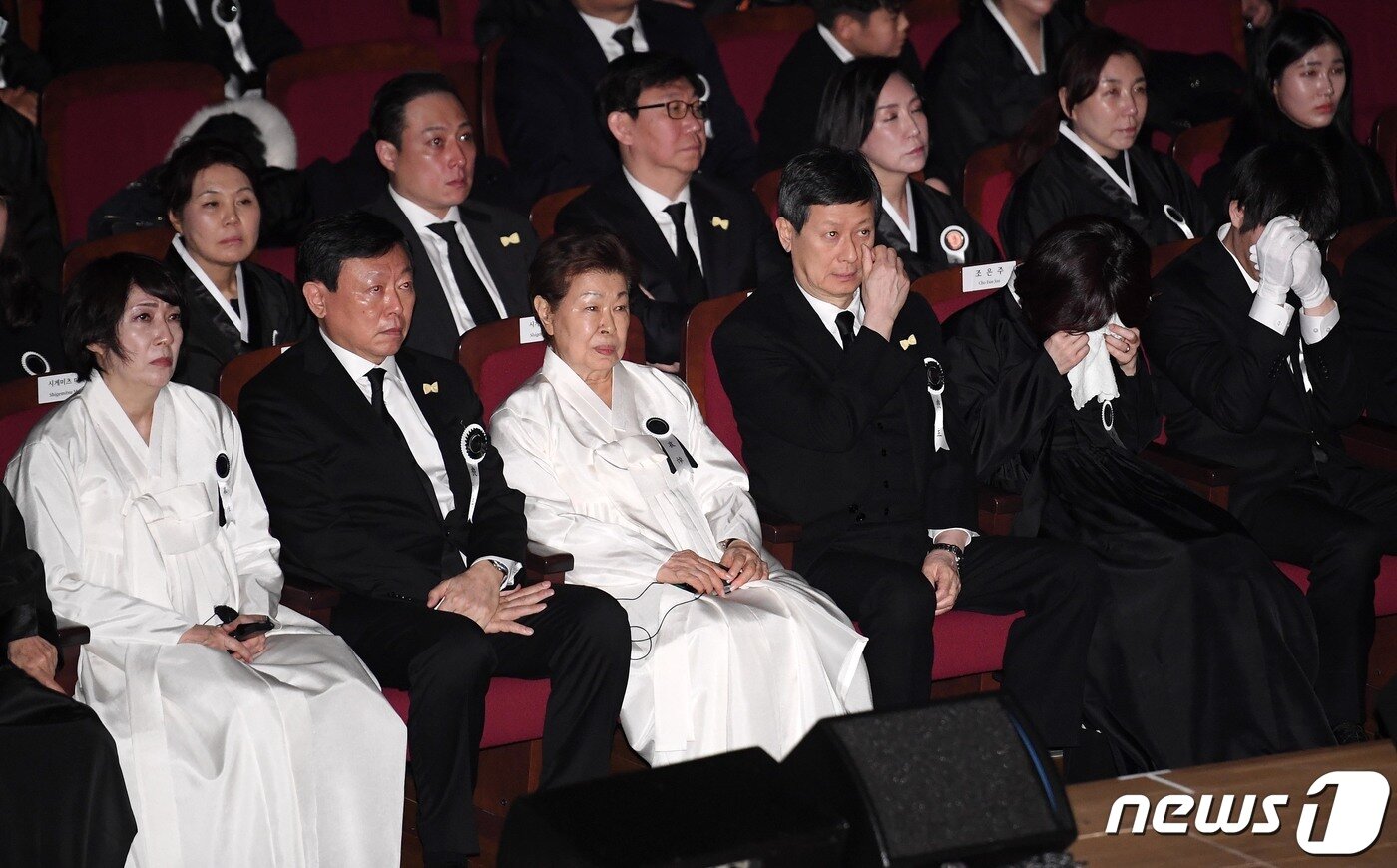 본문 이미지 - 신동빈 롯데그룹 회장과 신동주 SDJ코퍼레이션 회장 등 유가족들이 22일 서울 송파구 롯데월드몰 콘서트홀에서 엄수된 고 신격호 롯데그룹 명예회장의 영결식에서 추모 영상을 바라보고 있다. 2020.1.22/뉴스1 ⓒ News1 구윤성 기자