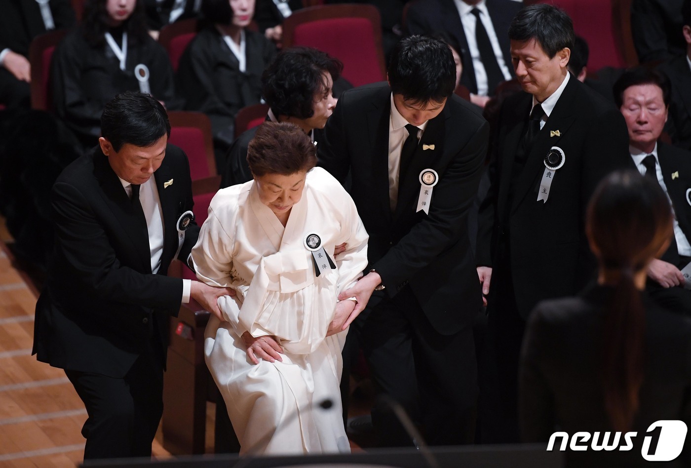 (서울=뉴스1) 구윤성 기자 = 신격호 명예회장의 부인 시게미쓰 하츠코 여사가 22일 서울 송파구 롯데월드몰 콘서트홀에서 엄수된 고 신격호 롯데그룹 명예회장의 영결식에서 헌화를 위 …