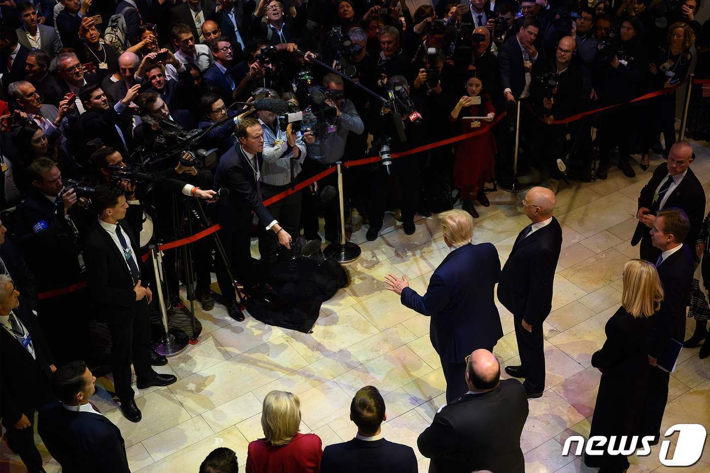 본문 이미지 - 도널드 트럼프 미국 대통령이 첫 임기 때인 2020년  1월 스위스 다보스에서 열린 세계경제포럼(WEF)에서 연설하기 위해 행사장에 도착한  뒤 취재진의 질문에  답하고 있다. ⓒ AFP=뉴스1 ⓒ News1 우동명 기자