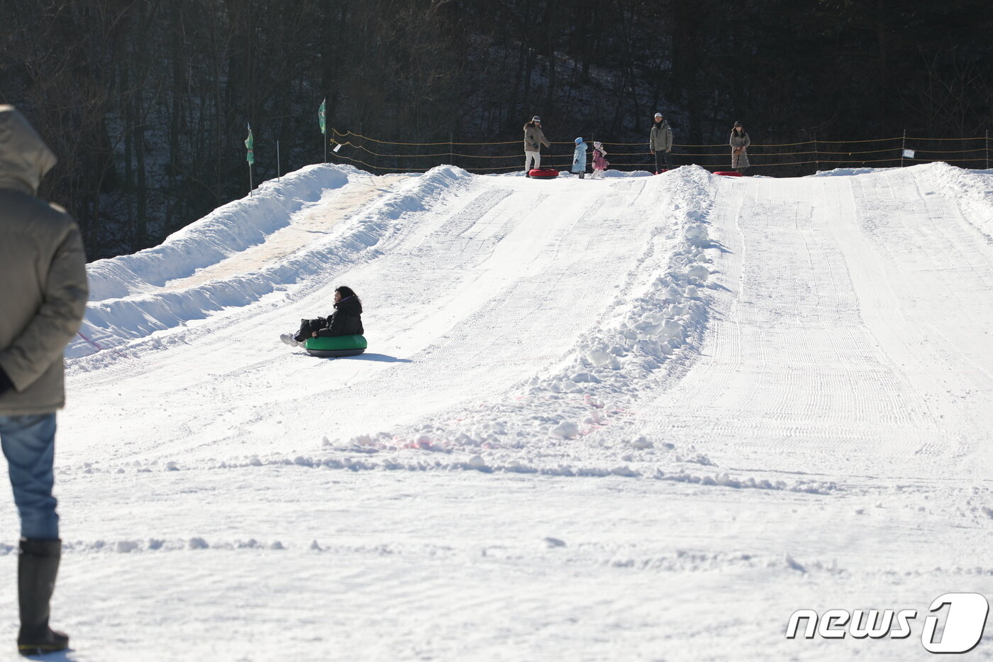 본문 이미지 - 22일 강원도 평창군 대관령면에 자리한 하늘목장에서 관광객들이 눈썰매를 타고 있다.2020.1.22/뉴스1 ⓒ News1 권혜민 기자