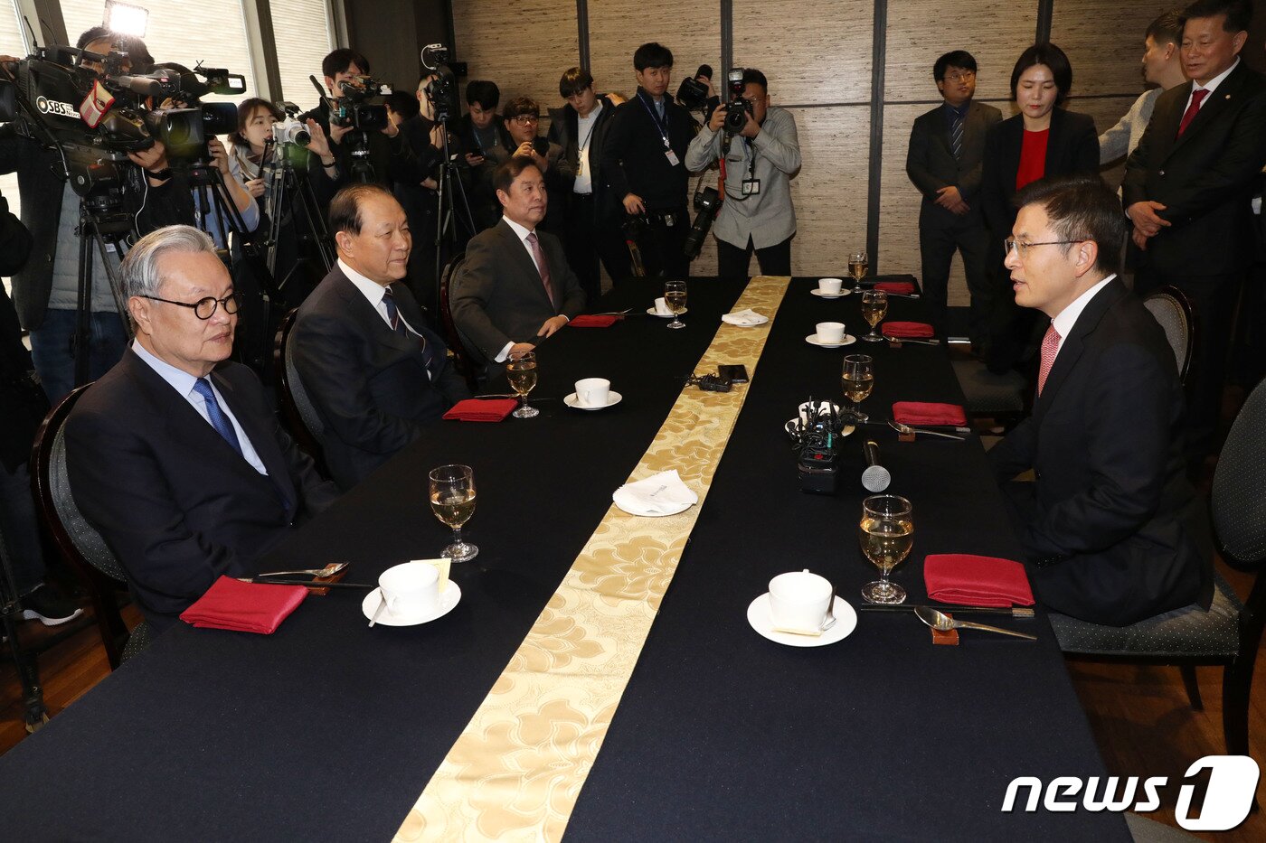 본문 이미지 - 황교안 자유한국당 대표가 22일 오후 서울 여의도의 한 식당에서 전직 당대표, 비대위원장과 오찬을 갖고 대화를 나누고 있다. 왼쪽부터 인명진 전 새누리당 비대위원장, 황우여 전 새누리당 대표, 김병준 전 자유한국당 비대위원장, 황교안 대표. 2020.1.22/뉴스1 ⓒ News1 박세연 기자