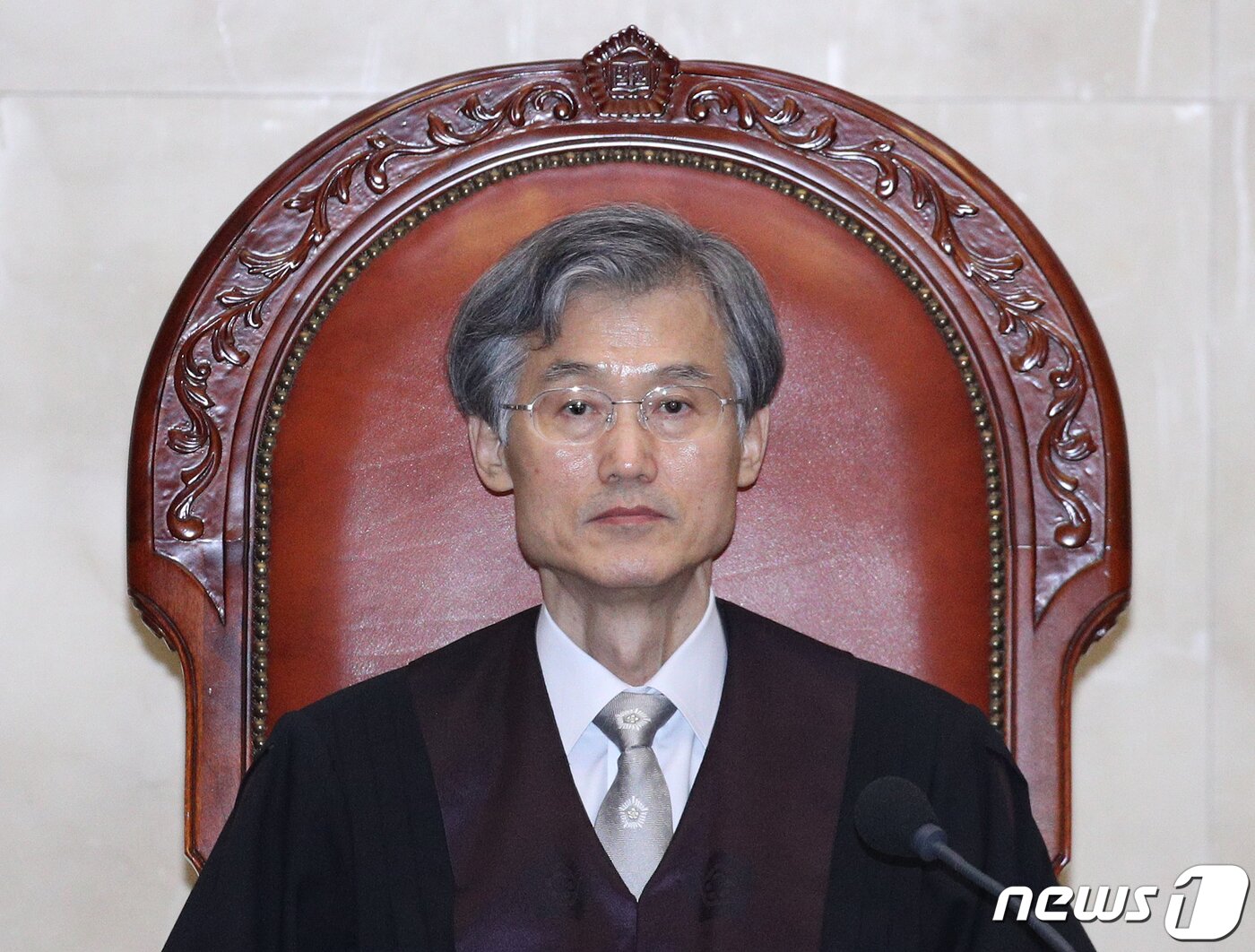 본문 이미지 - 조희대 대법관이 22일 오후 서울 서초구 대법원에서 열린 전원합의체 선고에 참석하고 있다. 오는 3월 4일 퇴임하는 조 대법관의 후임 후보로 노태악 서울고등법원 부장판사가 낙점됐다. 2020.1.22/뉴스1 ⓒ News1 신웅수 기자