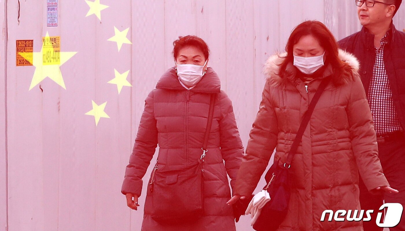 본문 이미지 - 신종 코로나바이러스에 의한 중국발 ‘우한(武漢) 폐렴’이 확산하면서 이에 따른 공포감이 흐르고 있다. 1월 22일 오후 서울 명동거리를 찾은 관광객들이 마스크를 쓴 채 관광하고 있다.  (사진은 다중노출 촬영) 2020.1.22/뉴스1 ⓒ News1 박지혜 기자