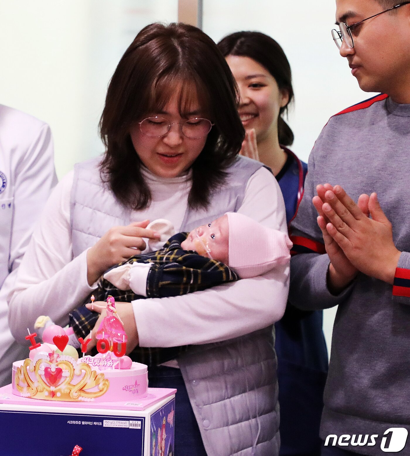 본문 이미지 - 체중 370g의 초미숙아로 태어난 소망이(태명)의 퇴원식이 22일 강원 원주세브란스기독병원에서 가족과 의료진의 축하 속에서 열리고 있다. 지난해 7월 태어난 소망이는 초극소 저체중 출생아(체중 1kg 미만)가 생존해 퇴원한 아기 중 국내에서 3번째로 작게 출생한 아기다. 2020.1.22/뉴스1 ⓒ News1 권혜민 기자