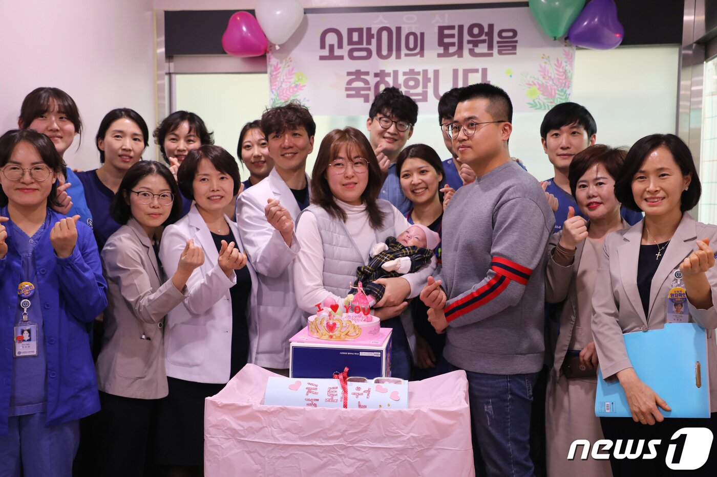 본문 이미지 - 체중 370g의 초미숙아로 태어난 소망이(태명)의 퇴원식이 22일 강원 원주세브란스기독병원에서 가족과 의료진의 축하 속에서 열리고 있다. 지난해 7월 태어난 소망이는 초극소 저체중 출생아(체중 1kg 미만)가 생존해 퇴원한 아기 중 국내에서 3번째로 작게 출생한 아기다.2020.1.22/뉴스1 ⓒ News1 권혜민 기자
