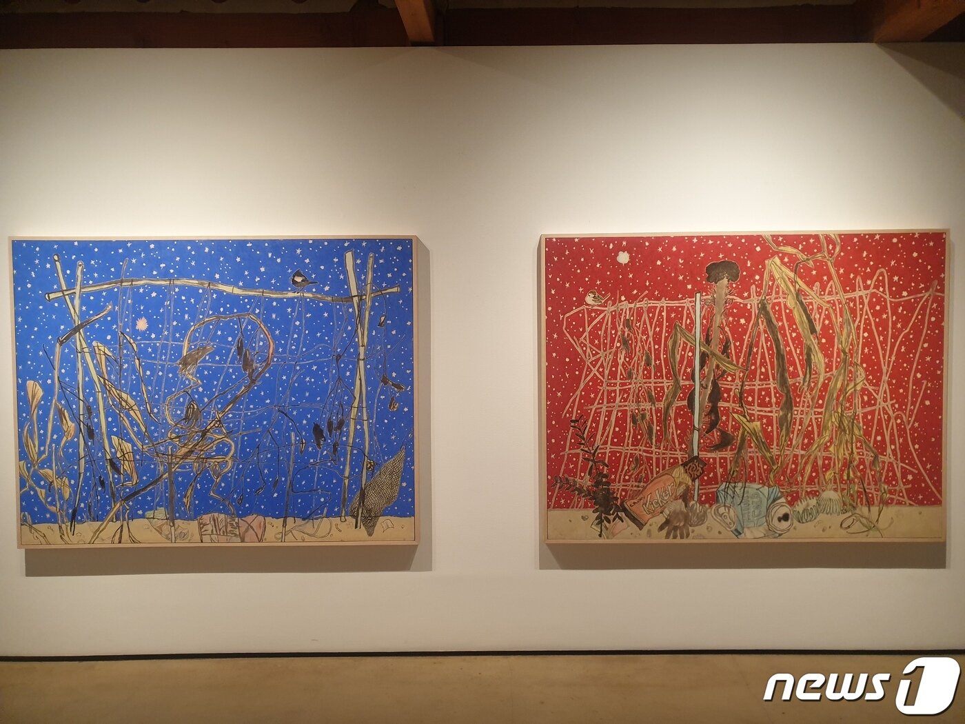 본문 이미지 - 김선두 '별을 보여드립니다-호박'(왼쪽)과 '별을 보여드립니다-옥수수'. 모두 2019, 장지에 먹, 분채, 138x178㎝.ⓒ 뉴스1 이기림 기자