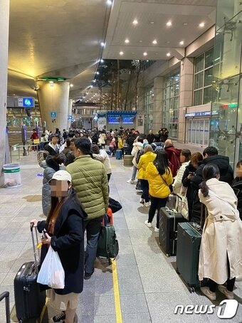 본문 이미지 - 기다리다 지친 이들 가운데 쭈뼛쭈뼛하다, 직접 택시 합승할 사람을 찾는 이들도 볼 수 있었다.ⓒ 뉴스1