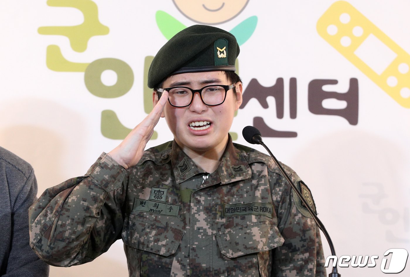 본문 이미지 - 휴가 중 해외에서 성전환 수술을 받고 돌아온 육군 부사관 변희수 하사가 22일 오후 서울 마포구 노고산동 군인권센터에서 열린 군의 전역 결정과 관련한 기자회견에 나와 거수경례를 하고 있다.2020.1.22/뉴스1 ⓒ News1 신웅수 기자