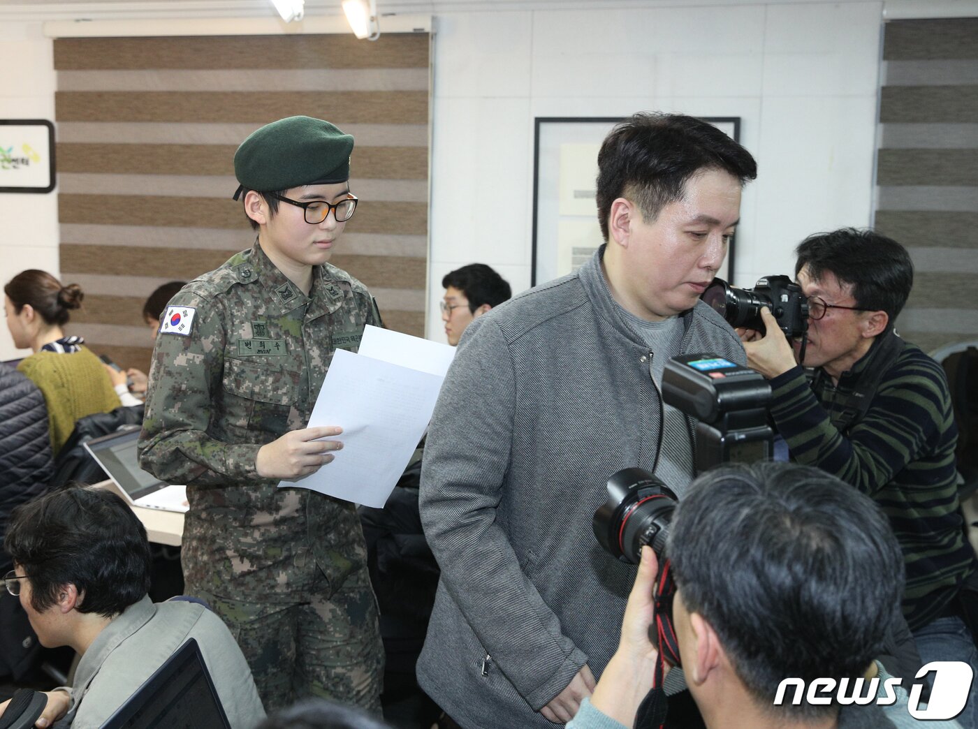 본문 이미지 - 휴가 중 해외에서 성전환 수술을 받고 돌아온 육군 부사관 변희수 하사가 22일 오후 서울 마포구 노고산동 군인권센터에서 군의 전역 결정과 관련한 기자회견을 마친 후 회견장을 나서고 있다.2020.1.22/뉴스1 ⓒ News1 신웅수 기자
