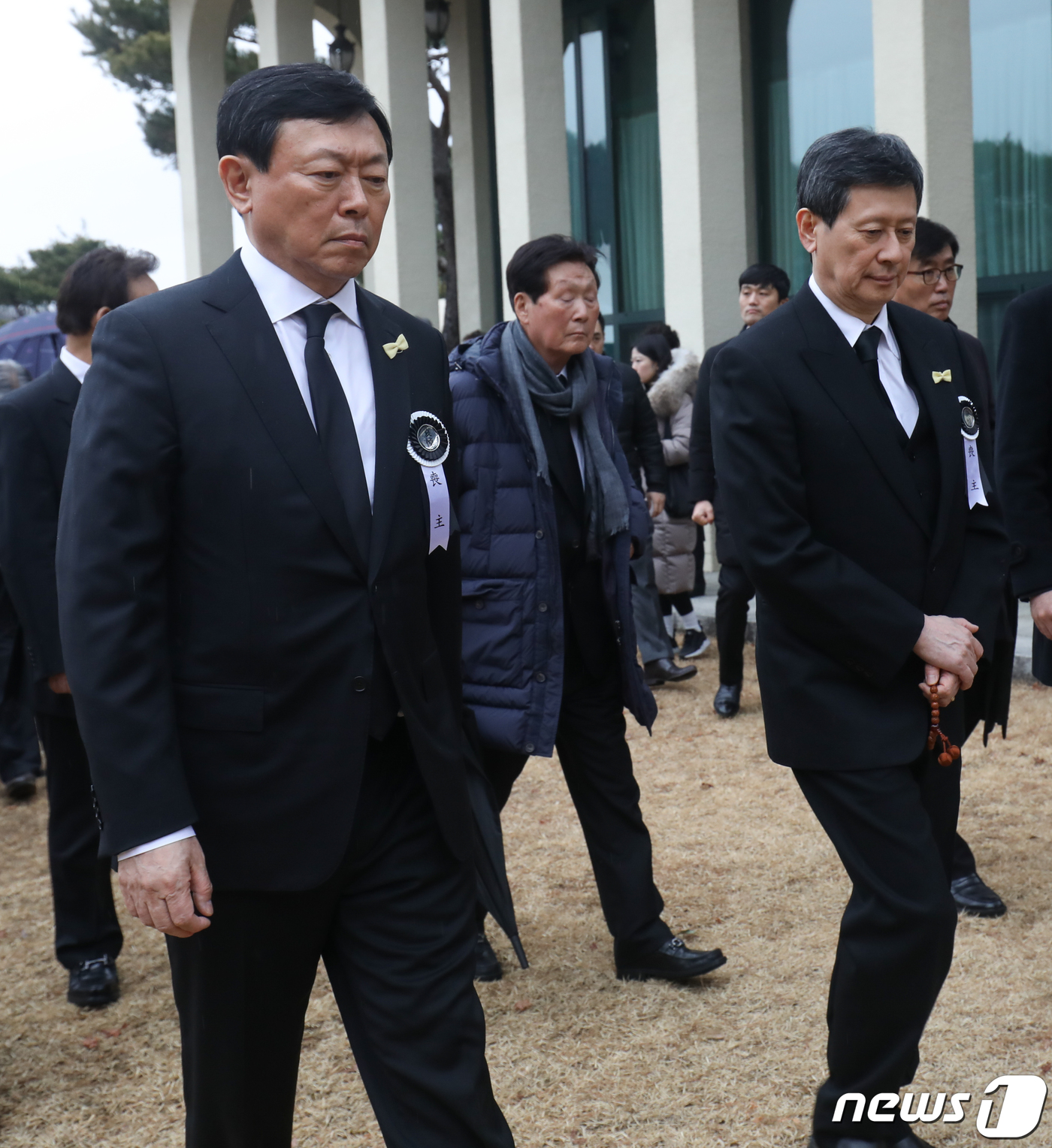 (울산=뉴스1) 윤일지 기자 = 신동빈 롯데그룹 회장과 신동주 SDJ코퍼레이션 회장이 22일 오후 울산시 울주군 삼동면 롯데별장에서 고 신격호 롯데그룹 명예회장 노제를 마치고 장지 …