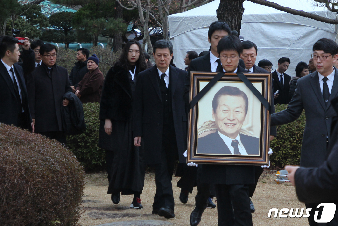(울산=뉴스1) 윤일지 기자 = 22일 오후 울산시 울주군 삼동면 롯데별장으로 고 신격호 롯데그룹 명예회장 노제를 지내기 위해 운구행렬이 들어서고 있다. 2020.1.22/뉴스1