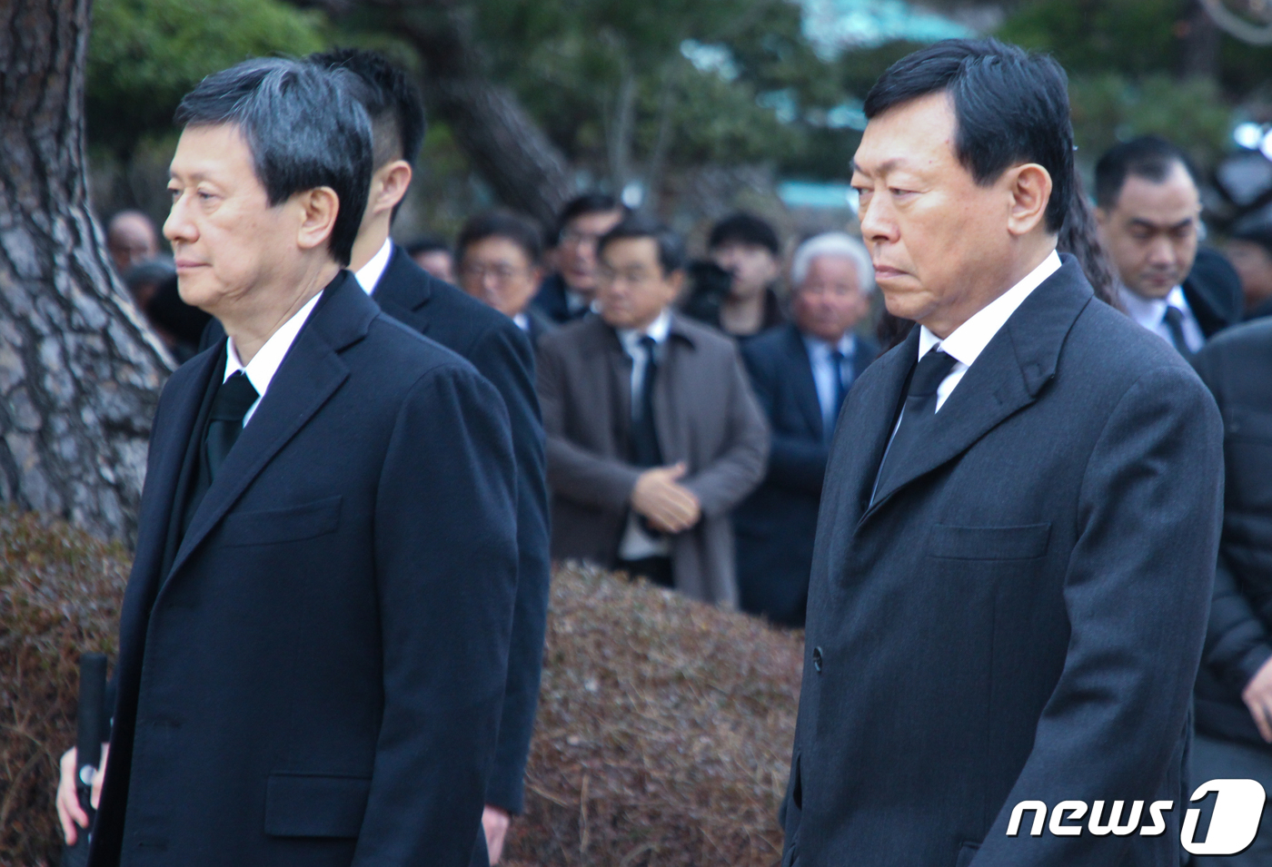(울산=뉴스1) 윤일지 기자 = 신동빈 롯데그룹 회장과 신동주 SDJ코퍼레이션 회장이 22일 오후 울산시 울주군 삼동면 롯데별장으로 고 신격호 롯데그룹 명예회장 노제를 지내기 위해 …