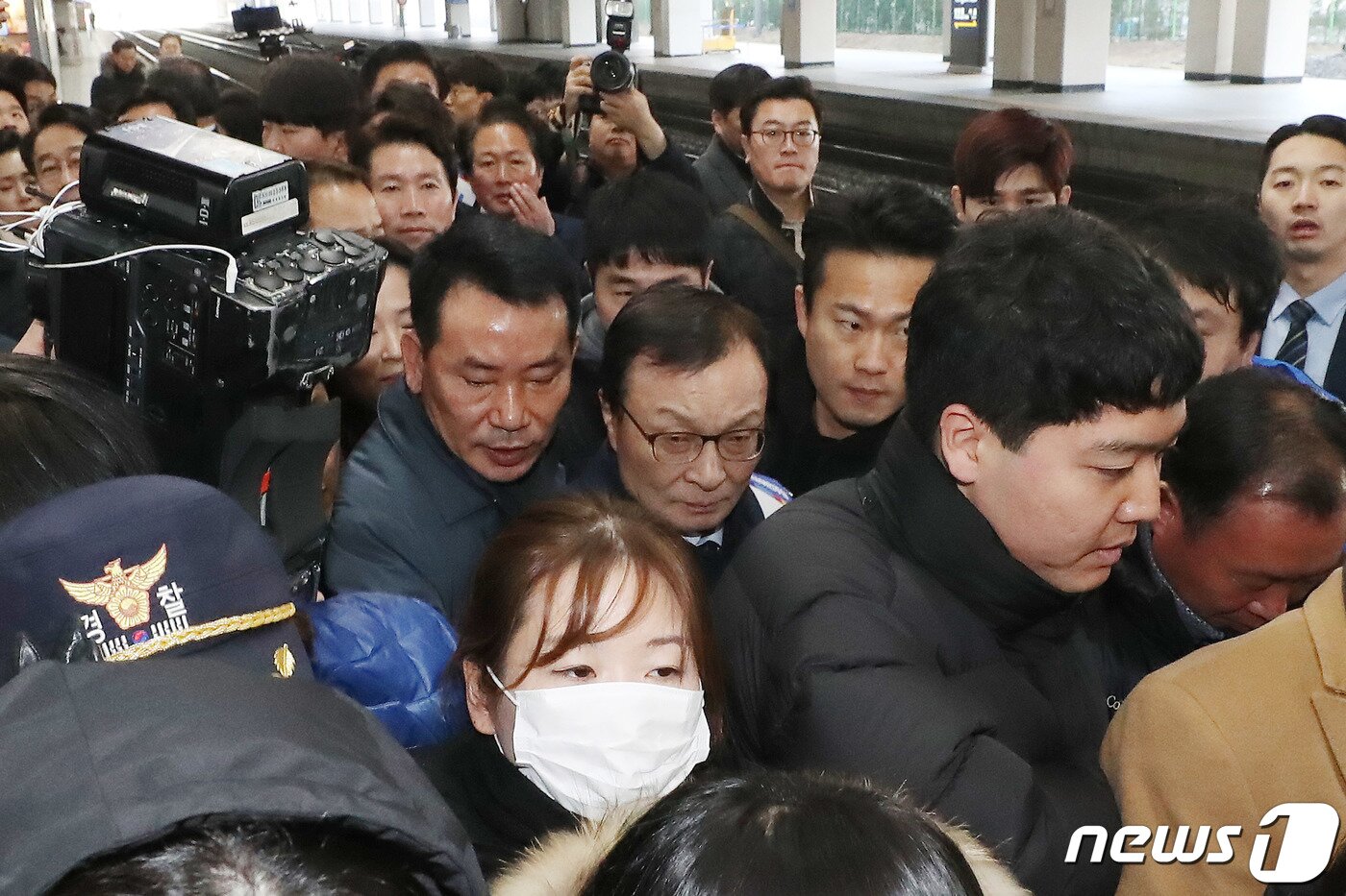 본문 이미지 - 이해찬 더불어민주당 대표가 23일 오전 서울 용산구 한강대로 용산역에서 귀성 인사를 마치고 장애인 차별 발언 사과를 촉구하는 전국장애인철폐연대 관계자들을 피해 이동하고 있다. 2020.1.23/뉴스1 ⓒ News1 임세영 기자