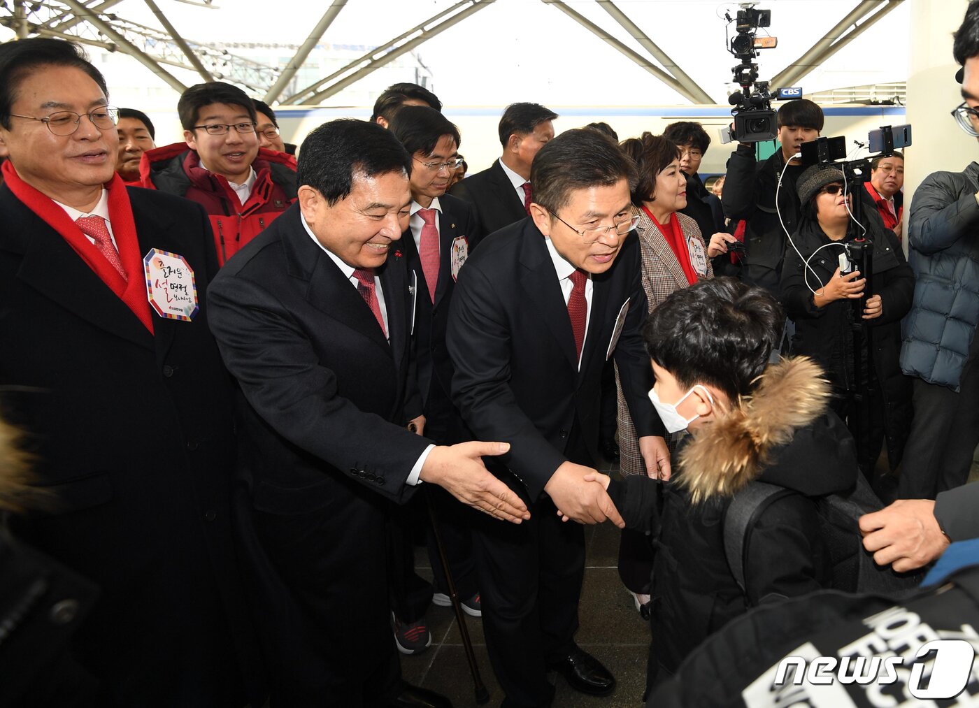 본문 이미지 - 황교안 자유한국당 대표와 심재철 원내대표가 민족대명절 설 연휴를 하루 앞둔 23일 오전 서울역에서 귀성객들에게 인사를 하고 있다. 2020.1.23/뉴스1 ⓒ News1 신웅수 기자