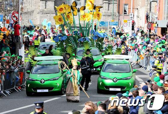 매년 3월17일 미국 대도시에서 열리는 성 패트릭 데이(St. Patrick Day) 축제의 풍경. 거리 퍼레이드에 등장하는 모든 형상은 대부분 아일랜드를 상징하는 녹색으로 되어 있다.© AFP=뉴스1