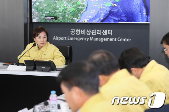 김현미 장관, 인천국제공항 검역 상황 긴급 점검