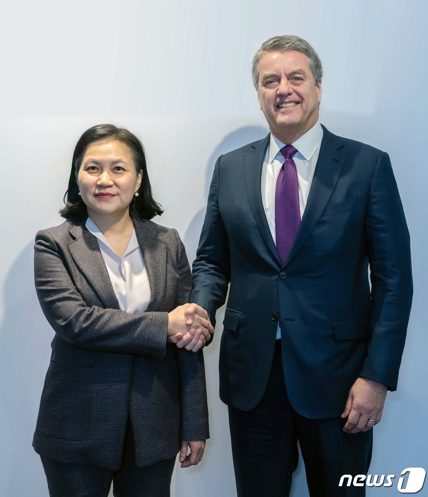 (서울=뉴스1) = 유명희 산업통상자원부 통상교섭본부장이 23일(현지시간) 스위스 다보스 아메론호텔 인근 회의장에서 ‘2020 다보스포럼’에 참석한 호베르토 아제베도(Roberto …