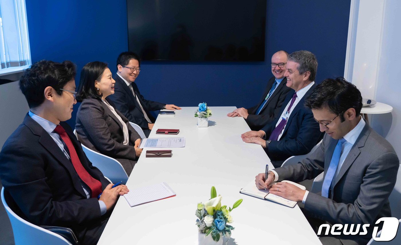 (서울=뉴스1) = 유명희 산업통상자원부 통상교섭본부장이 23일(현지시간) 스위스 다보스 아메론호텔 인근 회의장에서 ‘2020 다보스포럼’에 참석한 호베르토 아제베도(Roberto …