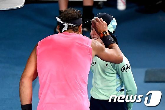 아찔했던 나달, 볼걸에 '헤드샷→볼키스 위로'… 아찔했던 나달, 볼걸에 '헤드샷→볼키스 위로'…