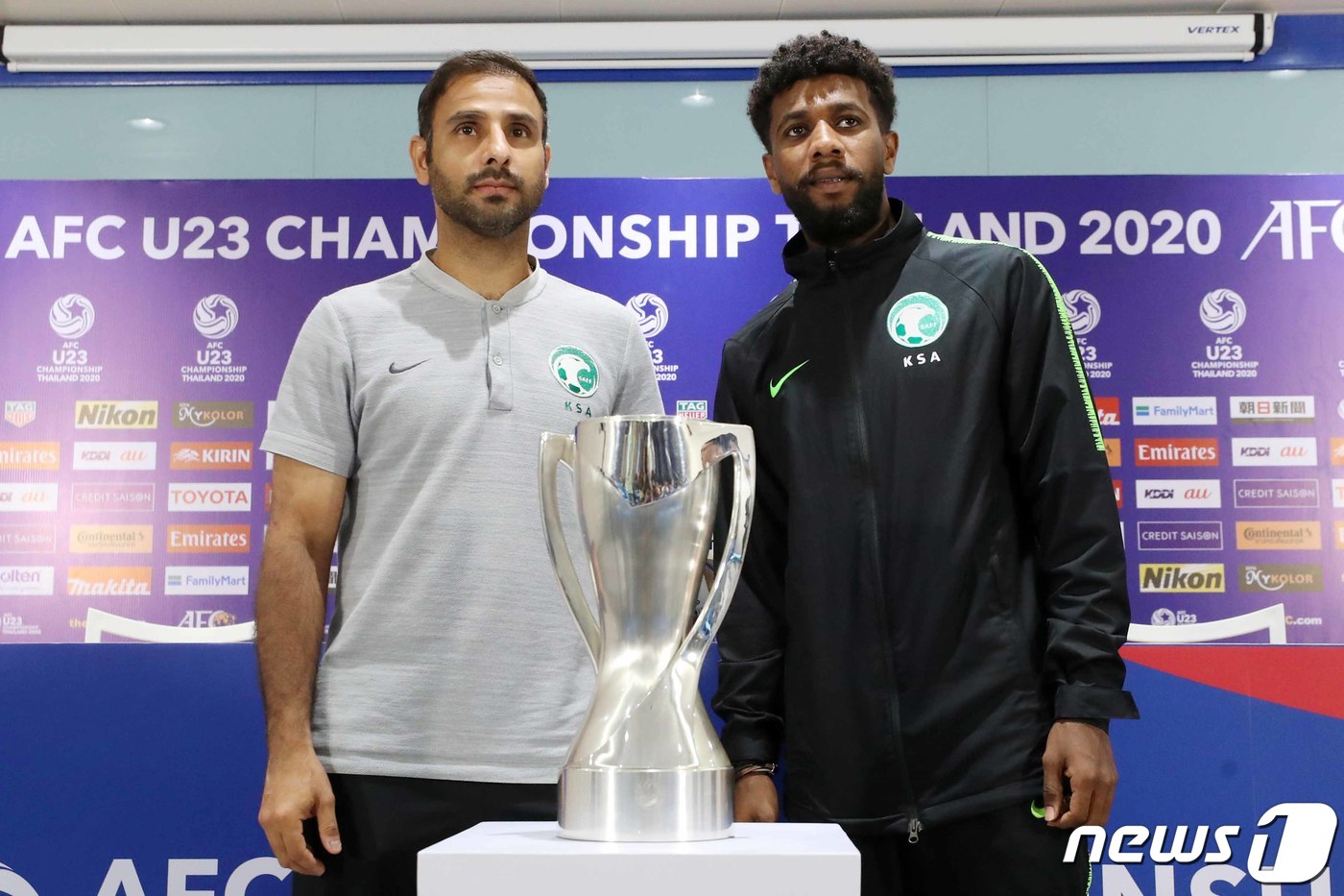 (방콕(태국)=뉴스1) 민경석 기자 = 사드 알리 알 셰흐리(SAAD ALI AL SHEHRI) 사우디 아라비아 U-23 축구대표팀 감독과 주장 사미 알 나헤이(SAMI AL NA …