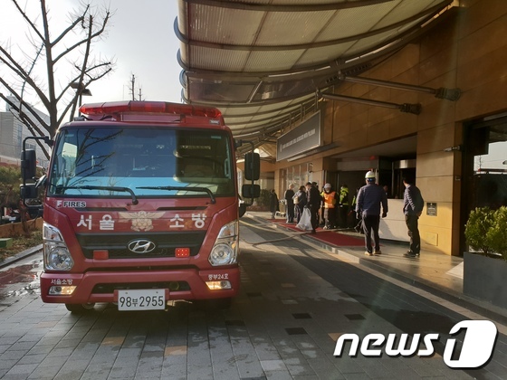 서울 장충동 앰배서더호텔 화재, 580여명 대피