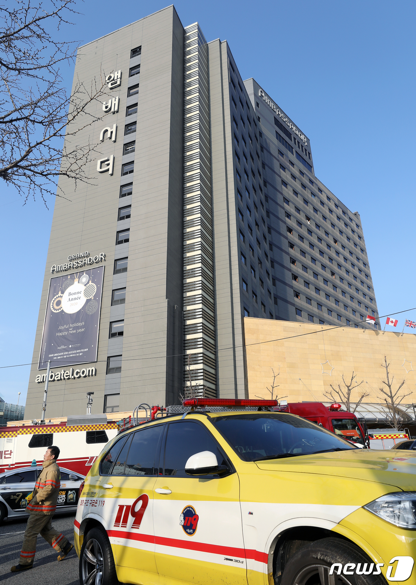 (서울=뉴스1) 이동해 기자 = 설 연휴인 26일 오전 4시 40분쯤 서울 중구 장충동 그랜드 엠배서더 호텔에 지하에서 원인을 알 수 없는 화재가 발생했다. 화재로 호텔 투숙객과 …