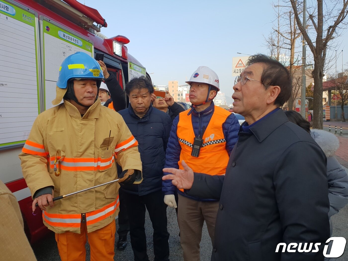 본문 이미지 - 박원순 서울시장이 설 연휴인 26일 오전 서울 중구 장충동 그랜드 앰배서더 호텔 화재 현장을 찾아 현장 상황을 보고받고 있다. 이 화재로 호텔 투숙객과 직원 등 580여명이 대피하고 50여명이 연기흡입 등으로 병원에 옮겨졌다. 2020.1.26/뉴스1 ⓒ News1 한유주 기자