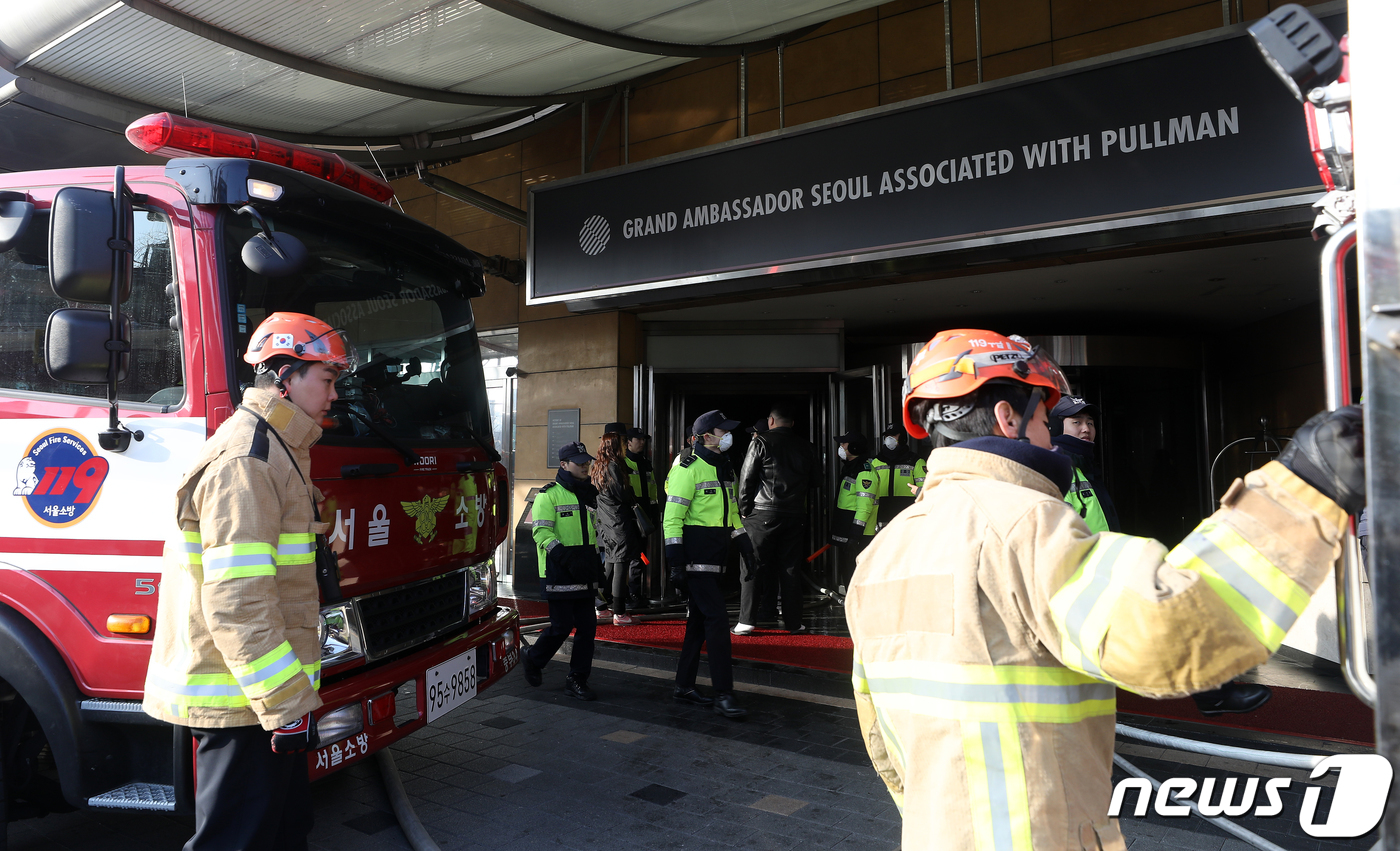 (서울=뉴스1) 이동해 기자 = 설 연휴인 26일 오전 4시 40분쯤 서울 중구 장충동 그랜드 엠배서더 호텔에 지하에서 원인을 알 수 없는 화재가 발생했다. 화재로 호텔 투숙객과 …