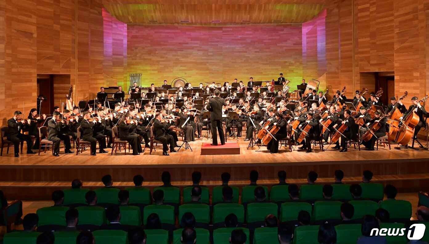 본문 이미지 - (평양 노동신문=뉴스1) = 북한 노동당 기관지 노동신문은 27일 "3관 편성 관현악단 조직 50돌 기념 국립교향악단 음악회가 26일 모란봉극장에서 진행되었다"라고 보도했다. [국내에서만 사용가능. 재배포 금지. DB 금지. For Use Only in the Republic of Korea. Redistribution Prohibited] rodongphoto@news1.kr