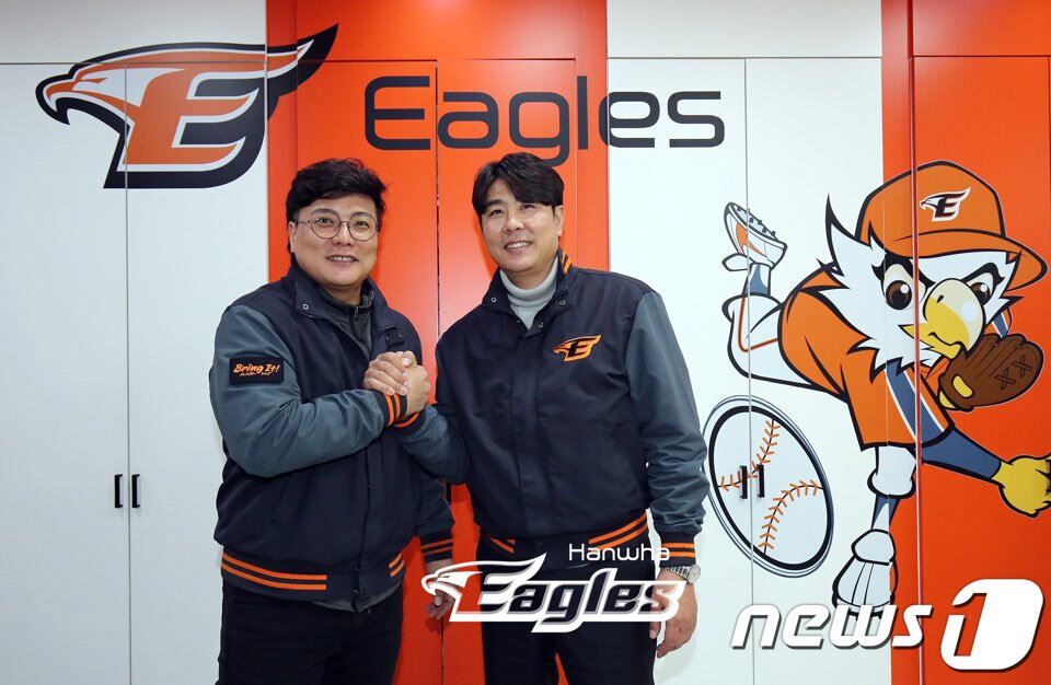 본문 이미지 - 김태균이 한화 이글스와 FA 계약을 체결한 후 정민철 단장과 기념촬영하고 있다. (한화이글스 제공) 2020.1.27/뉴스1 ⓒ News1 김기태 기자