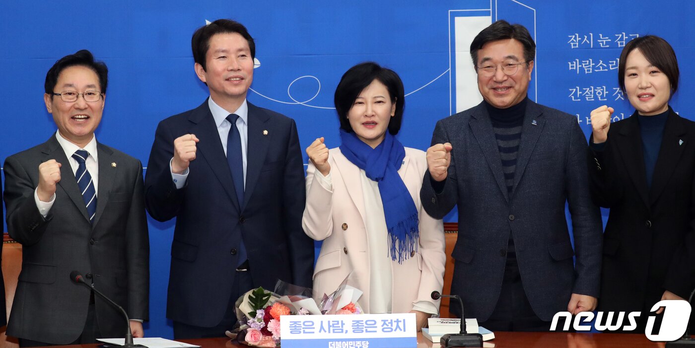 본문 이미지 - 더불어민주당 인재영입인사 13호인 이수진 전 수원지법 부장판사가 27일 서울 여의도 국회에서 열린 인재영입발표에서 이인영 원내대표, 윤호중 사무총장 등 참석자들과 파이팅을 외치고 있다. 2020.1.27/뉴스 ⓒ News1 김명섭 기자