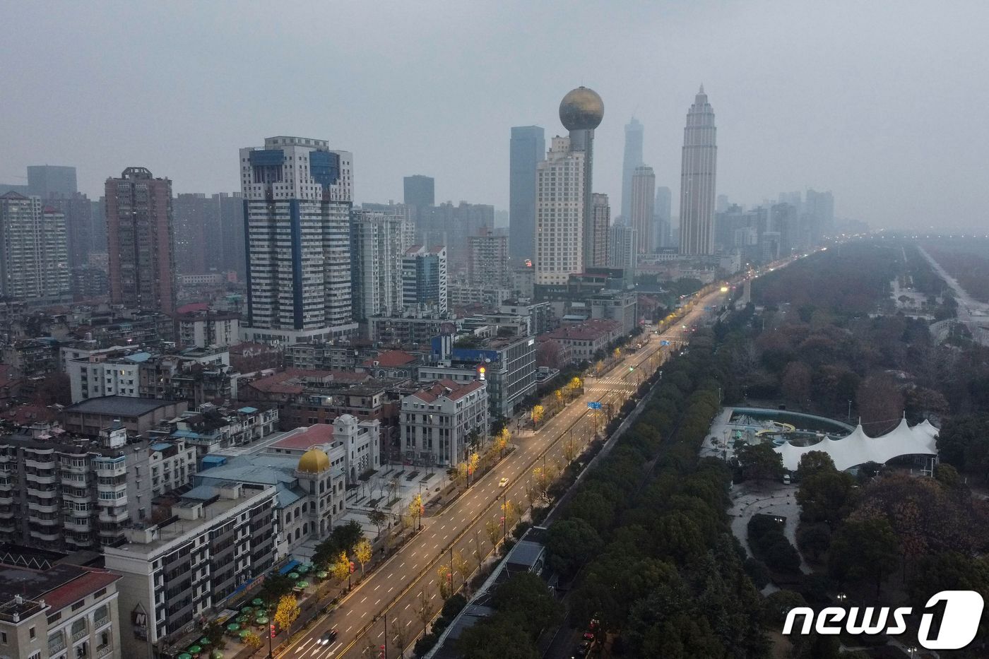 본문 이미지 - 신종 코로나바이러스 감염증인 &#39;우한 폐렴&#39;의 발원지인 후베이성 우한의 즐비한 건물 사이에 인적이 끊긴 모습이 보인다. ⓒ AFP=뉴스1 ⓒ News1 우동명 기자