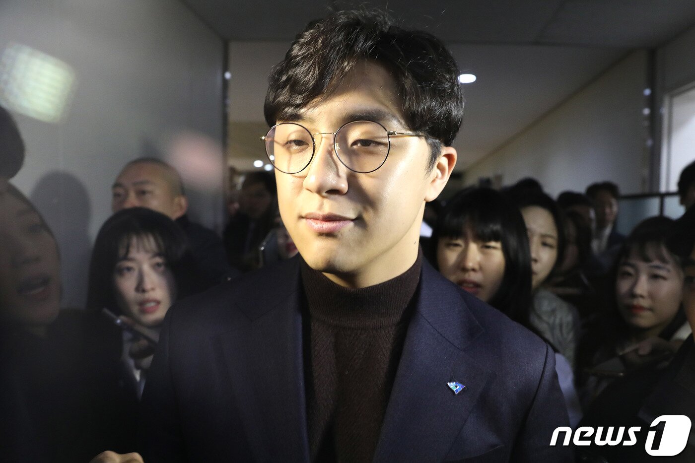 본문 이미지 - 더불어민주당 영입인재 2호인 원종건 씨가 28일 오전 서울 여의도 국회 정론관에서 미투 의혹 관련 기자회견을 마치고 나서고 있다. 2020.1.28/뉴스1 ⓒ News1 임세영 기자